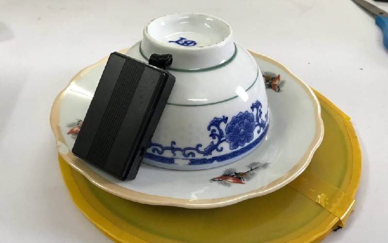 Cách chơi xóc đĩa bịp bằng tay khá đơn giản